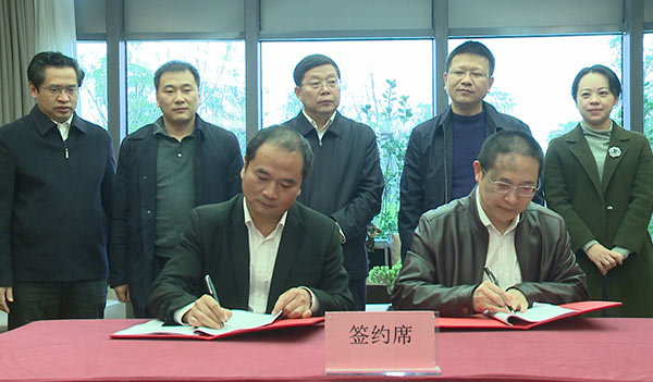 與珠海大橫琴集團(tuán)簽訂合作協(xié)議，共同推進(jìn)南康露營鎮(zhèn)和低密度文旅住宅項目。