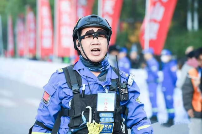 以榜樣為旗，篤行致遠(yuǎn)踐初心